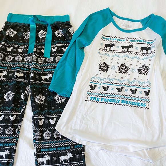 Supernatural Icons Girls Thermal Sleep Set (Hot Topic) - Picture 1 of 9